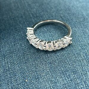 Elegant Band with brilliant Stones